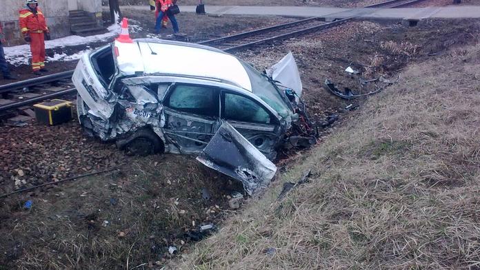 V Horusicích na Táborsku narazilo osobní auto do rychlíku, doprava stojí