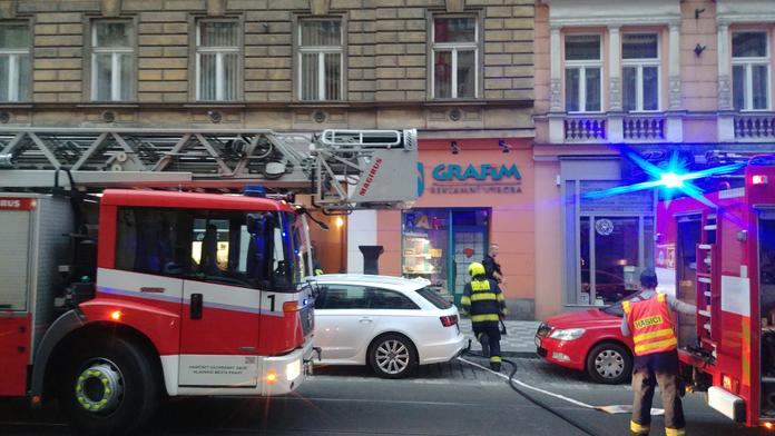 Byt v Myslíkově zachvátil oheň, tramvaje kvůli zásahu neprojely
