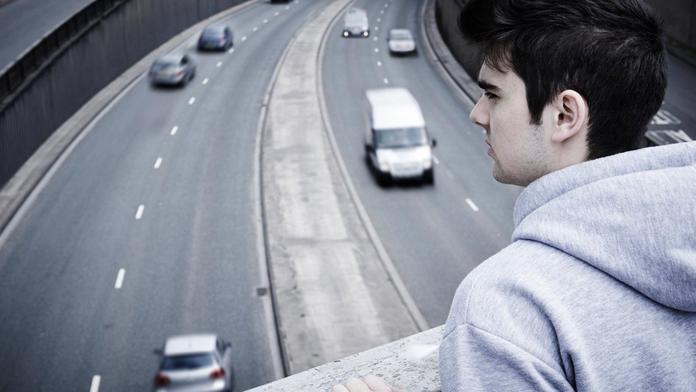 Muž visel za ruce z mostu. Život mu zachránilo odstavené auto