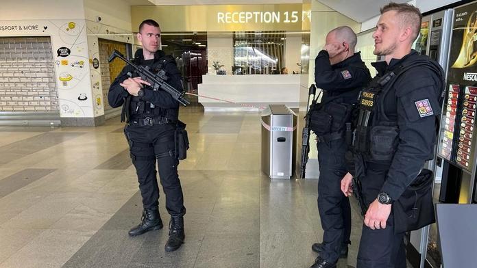 Brita na pražském letišti měl popálit hořící granát. Soud cizince vyhostil