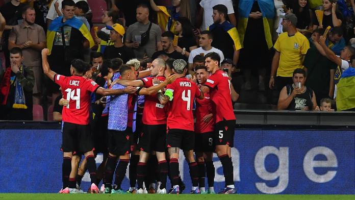 Fotbalisté Albánie slaví vítězství před ukrajinskými fanoušky na Letné