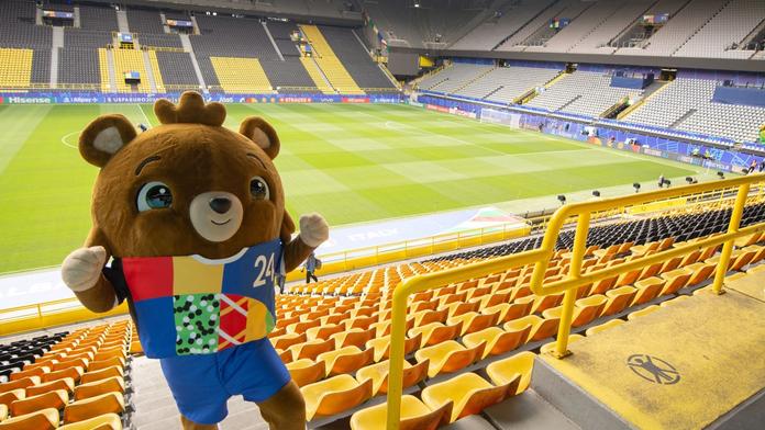 Maskot mistrovství Evropy ve fotbale 2024 na stadionu v Dortmundu