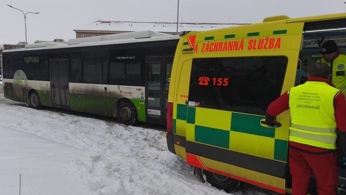 Autobus s dětmi se srazil s kamionem. Několik jich skončilo v nemocnici