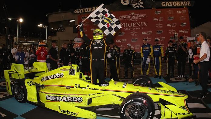 IndyCar ve Phoenixu: Nehoda v 1. zatáčce a krasojízda Pagenauda