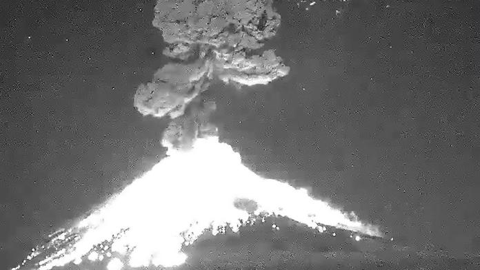 Sopka vychrlila obří sloup popela a kouře, může bouchnout znovu