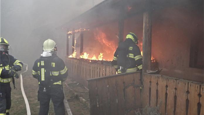 Hrdina (14) zachránil z hořícího domu na Zlínsku svou malou sestřičku