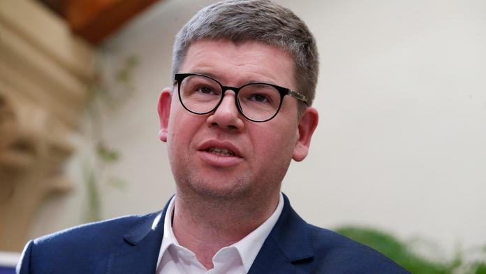 Europoslanec Pospíšil má Covid-19. Trápí ho vysoké horečky