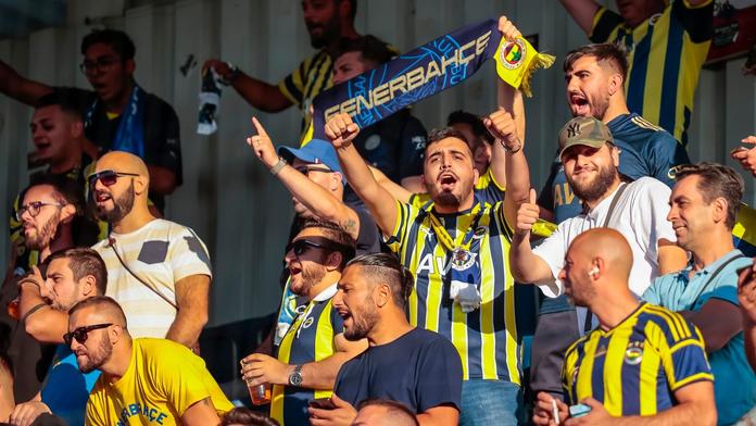 Šokující záběry z Istanbulu. Fanoušci Fenerbahce napadli příznivce United