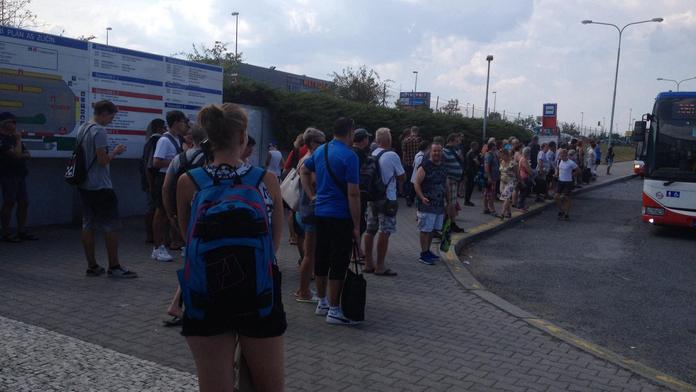 Metro na lince B se zastavilo. Pod soupravu spadl člověk, zemřel!