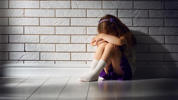 Chlapec (12) znásilnil sestru (9)! Inspirovalo ho incestní porno