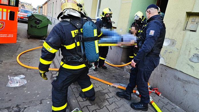 V Ostravě se při požáru 8 lidí nadýchalo kouře, 1 skočila z okna
