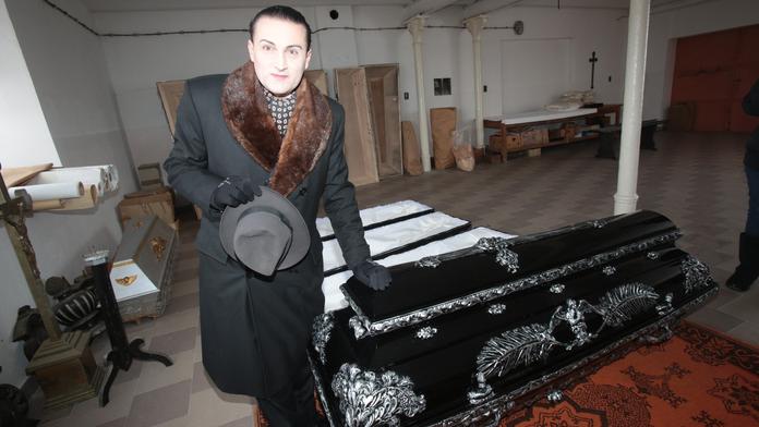 Zemřel funebrák Ivan Genov. Prý se bál jít do nemocnice kvůli koronaviru