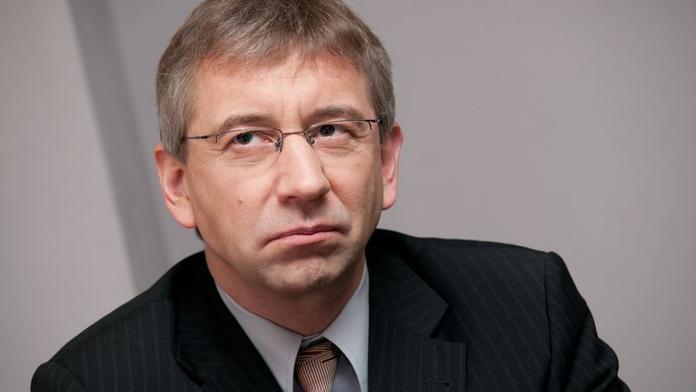Drábek má nůž na krku, systém vyplácení dávek má chyby