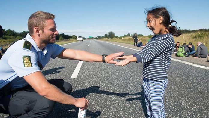 Nejžádanější policista: Proslavila ho fotka s malou uprchlicí