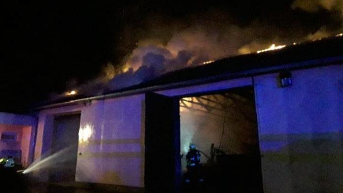 Hasičům na Olomoucku hořelo u stanice, v Praze zasahovali na stavbě