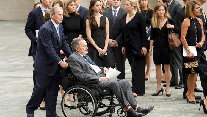 Exprezident USA Bush skončil na JIPce. Den po pohřbu manželky