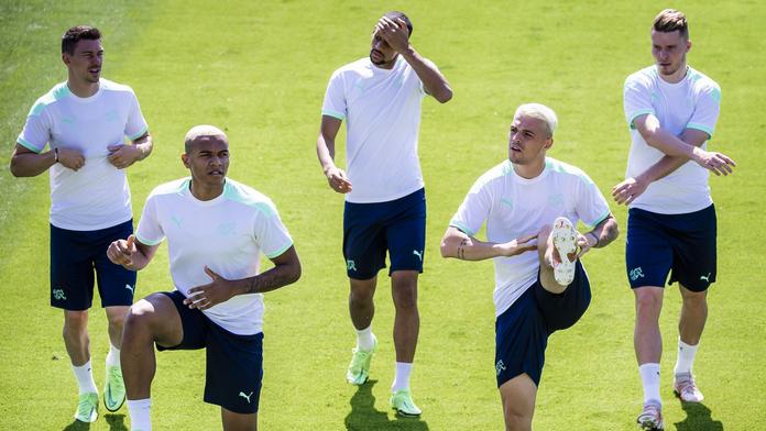 Fotbalisté Švýcarska, vpředu Manuel Akanji a Granit Xhaka