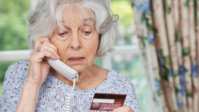 Pozor na podvodné telefonáty z bank! Lidé přišli už o stovky tisíc korun