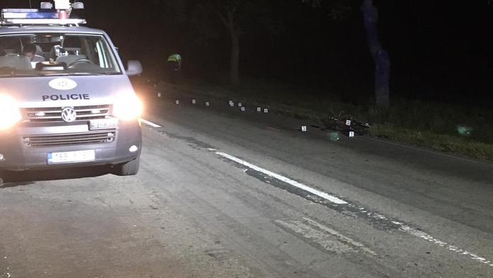 Motorkář v Praze najel do zaparkovaného auta. Na místě zemřel