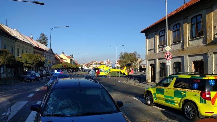 Auto srazilo na přechodu dva chodce! Na místo vyrazil vrtulník