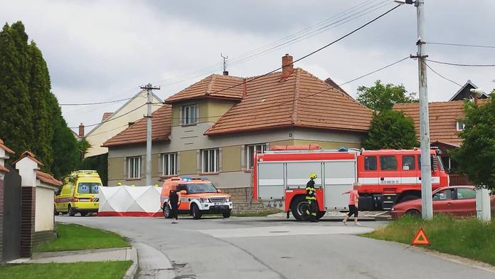 Motorkář u Třebíče vylétl ze silnice do sloupu. Oživit se ho nepodařilo