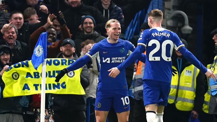 Chelsea i díky parádnímu gólu Mudryka porazila Newcastle. Zůstává jedenáctá
