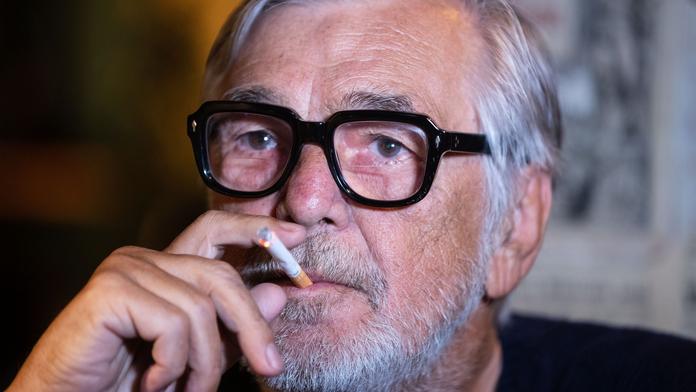Jiří Bartoška s cigaretou