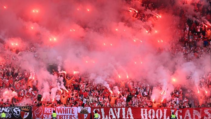 Trest za rasismus. Slavia bude mít na první zápas LM zavřenou polovinu kotle