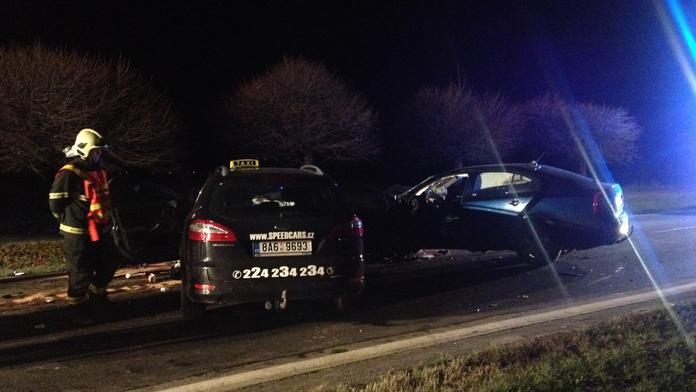 Čelní srážka taxíku s Octávií si vyžádala dva zraněné. Výpadovka na Říčany stála několik hodin