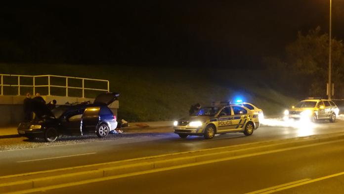Policisté stopli v Praze auto. Žena vedle řidiče měla granát
