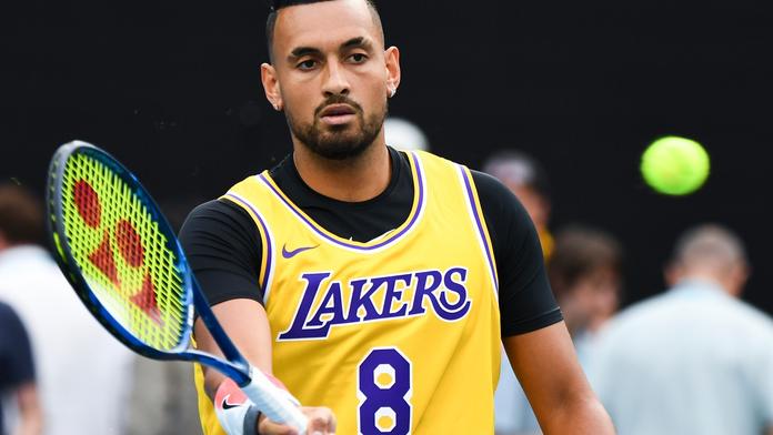 Kyrgios na zápas s Nadalem přišel v dresu Bryanta. Duel ale prohrál