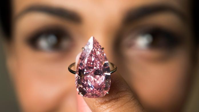 Skvostný diamant v prstenu vydražili za neskutečnou částku!