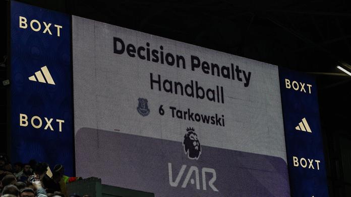 Everton se zlobí na rozhodčí kvůli penaltě. Ti postupovali stejně jako na Spartě