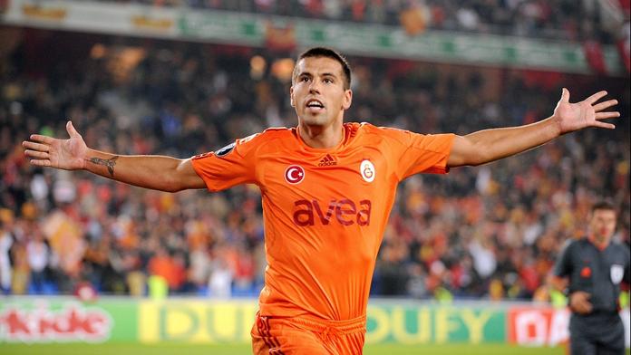 Baroš před zápasem řádil s fanoušky Galatasaraye, od sparťanů to schytal