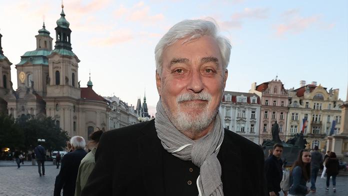 Moderátor Jan Rosák míří do nemocnice. Čeká ho operace páteře