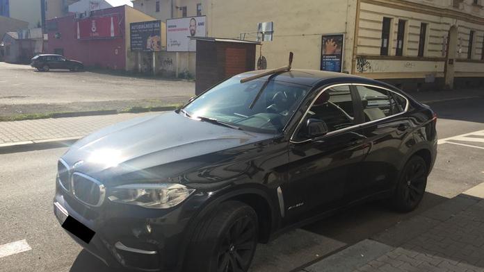BMW z Prahy se v Ostravě nelíbilo. Ve střeše mělo ráno krumpáč!