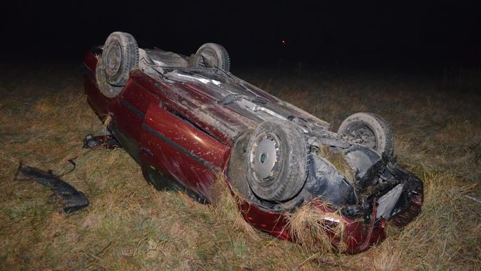 Řidič se lekl světla před sebou, auto skončilo na střeše v poli