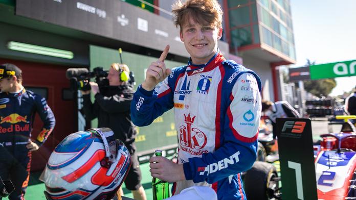 Český talent opět zazářil v F3. 18letý jezdec získal první pole position v kariéře