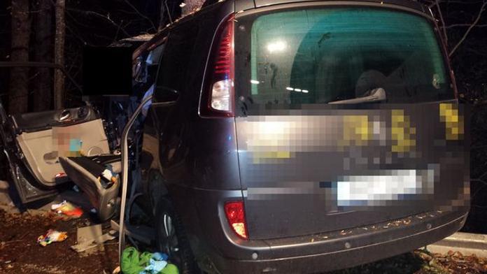 Tragická smrt: Auto vyletělo v zatáčce přímo do stromu