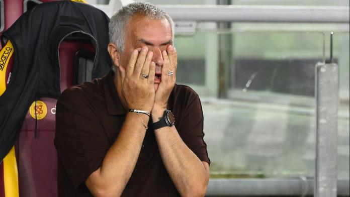 Šok na lavičce AS Řím. Trenér José Mourinho dostal padáka