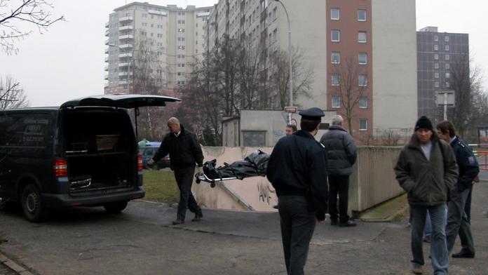 Zloděj vypadl z okna vykradeného bytu, pád z 11. patra nepřežil
