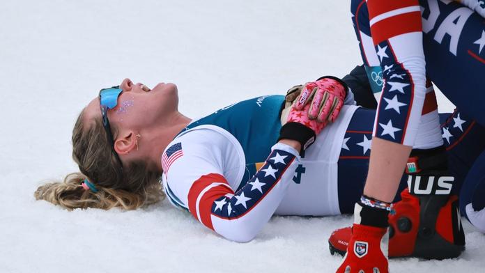 Americká běžkařka Jessie Digginsová se svíjí v bolestech po dokončení závodu na 10 km volným stylem
