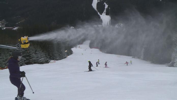 Na Šumavě leží metr sněhu, v Krkonoších varují před lavinami i silným větrem