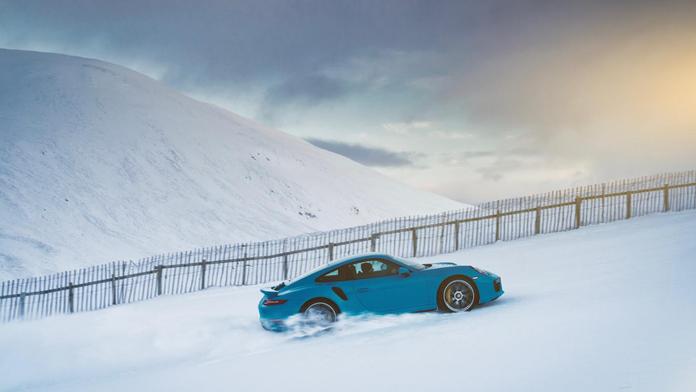 Zvládne Porsche 911 vyjet zasněženou sjezdovku? Podívejte se