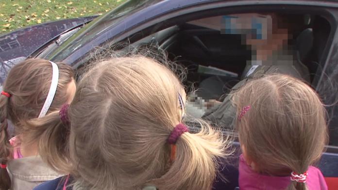 V Bohnicích láká muž děti do auta, varují se rodiče. Policie promluvila