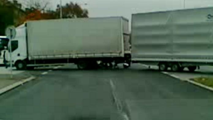 VIDEO: V Praze narazil motorkář do kamionu a zemřel