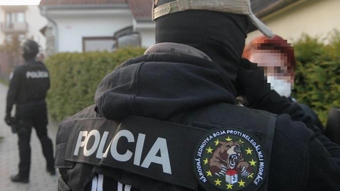 Češku s nezletilými migranty zadrželi na Slovensku, měla je vézt do Prahy