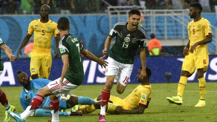 Navzdory sudímu! Mexiko se na třetí pokus dočkalo gólu a zlomilo Kamerun