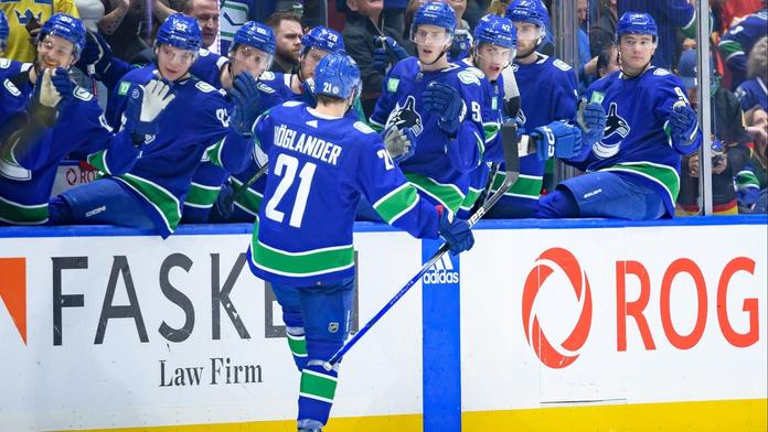 Hokejisté Vancouveru Canucks se radují z gólu