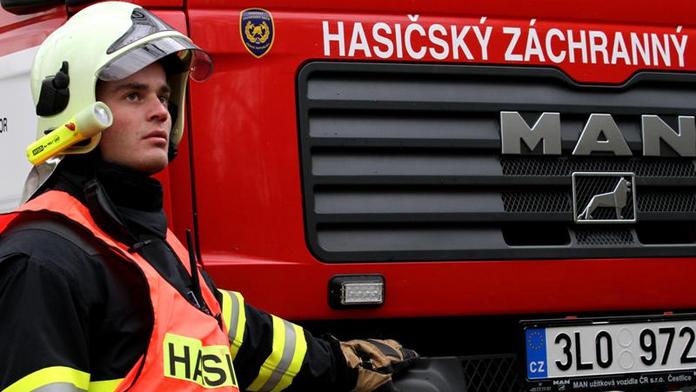 Starší muž uhořel při požáru svého domku na Nymbursku